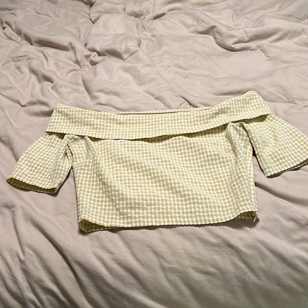 Beautiful crop top size M, never worn, color white and cream